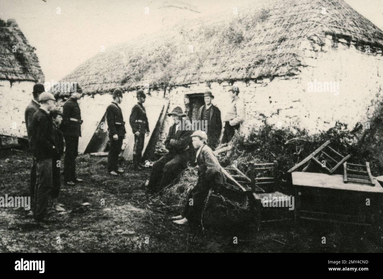 Sfratto della famiglia di un agricoltore in Irlanda, 1890s Foto Stock