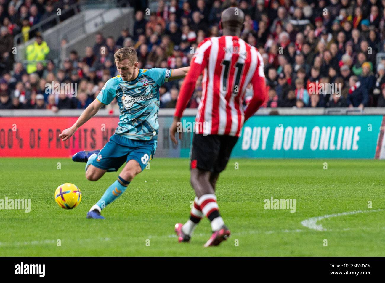 James Ward-Prowse di Southampton spara durante la partita della Premier League tra Brentford e Southampton al GTECH Community Stadium di Londra, Inghilterra, il 4 febbraio 2023. Foto di Grant Winter. Solo per uso editoriale, licenza richiesta per uso commerciale. Non è utilizzabile nelle scommesse, nei giochi o nelle pubblicazioni di un singolo club/campionato/giocatore. Credit: UK Sports Pics Ltd/Alamy Live News Foto Stock