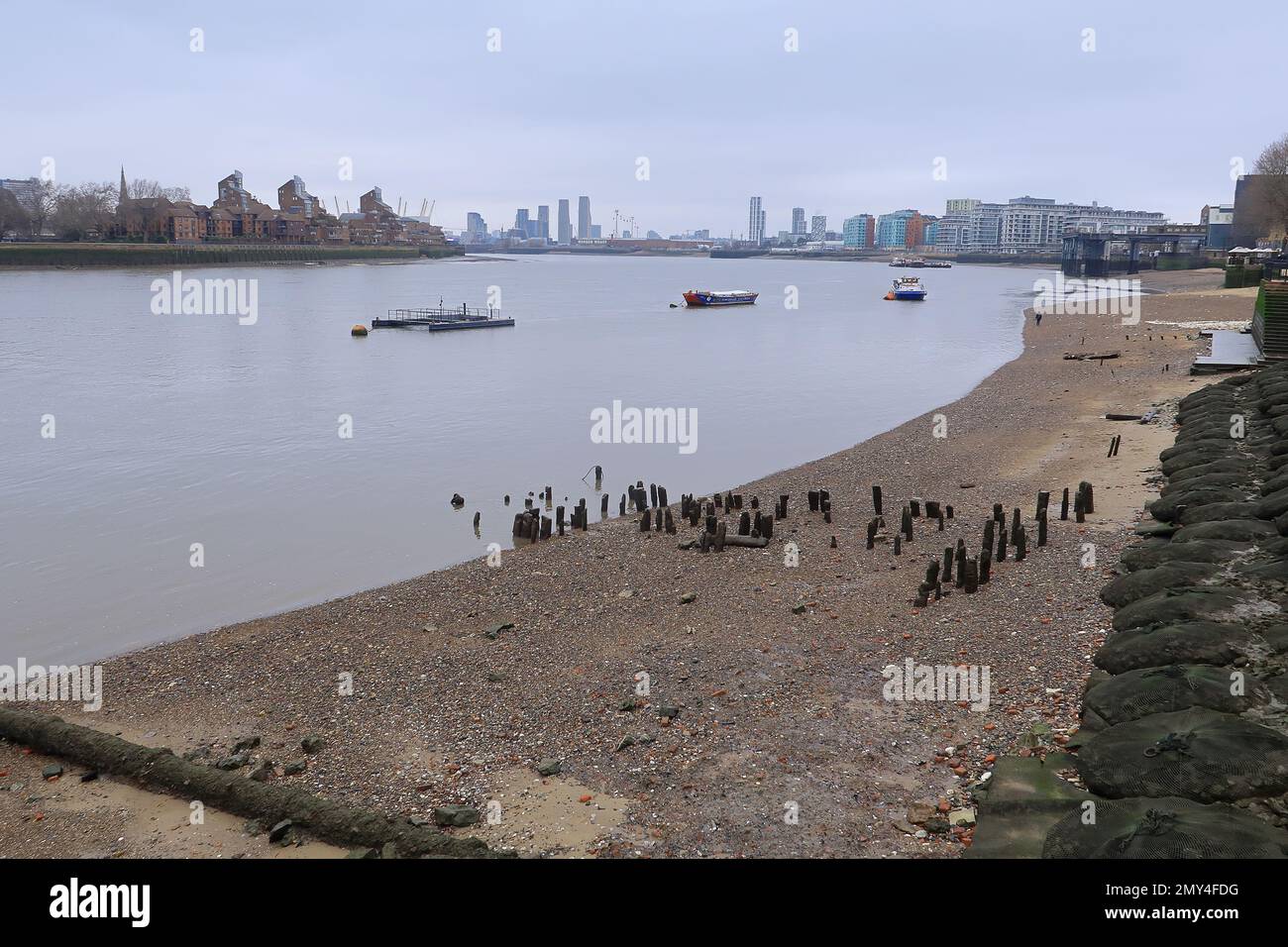 Una mattina nebbiosa che si aggirava lungo il Tamigi a Greenwich Foto Stock