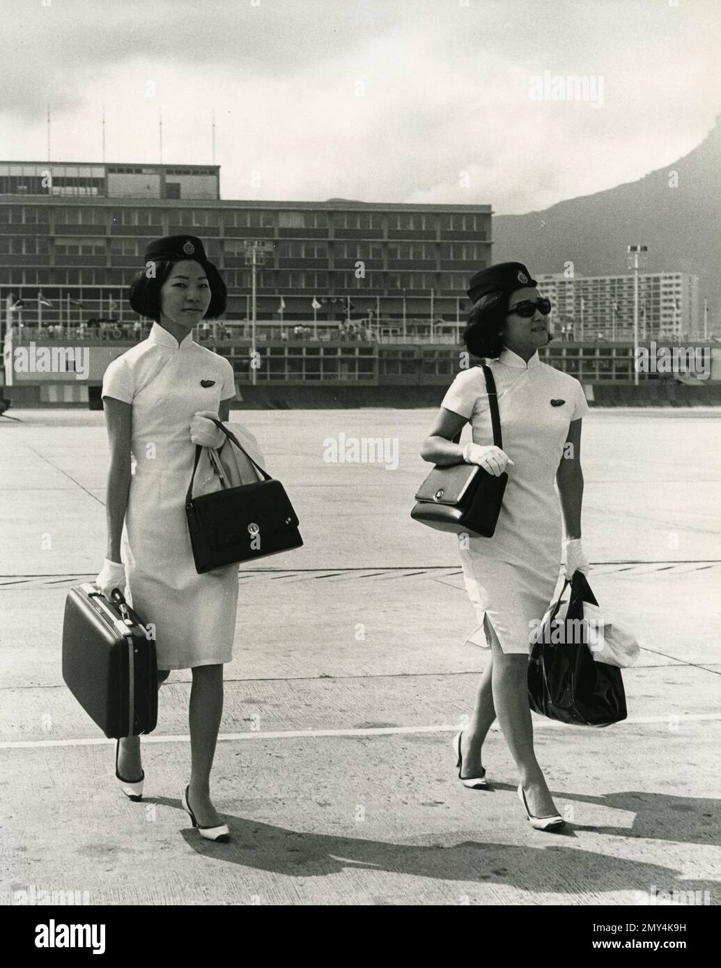 Assistenti di volo della British Overseas Airways Corporation BOAC presso l'aeroporto di Hong Kong, 1960s Foto Stock