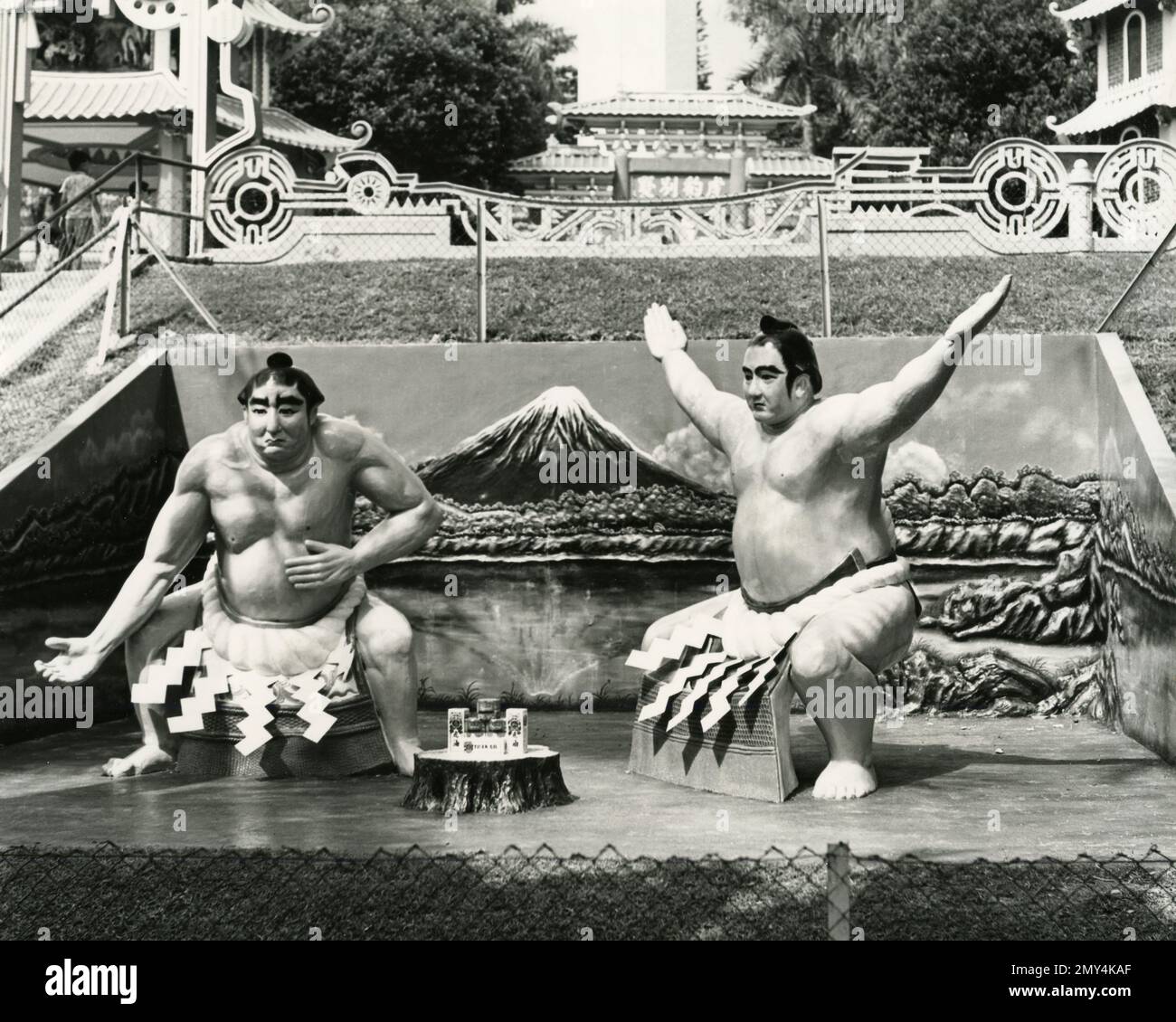 Lottatori di sumo a Haw Par Villa, Tiger Balm Gardens, Japan Corner, Singapore 1960s Foto Stock