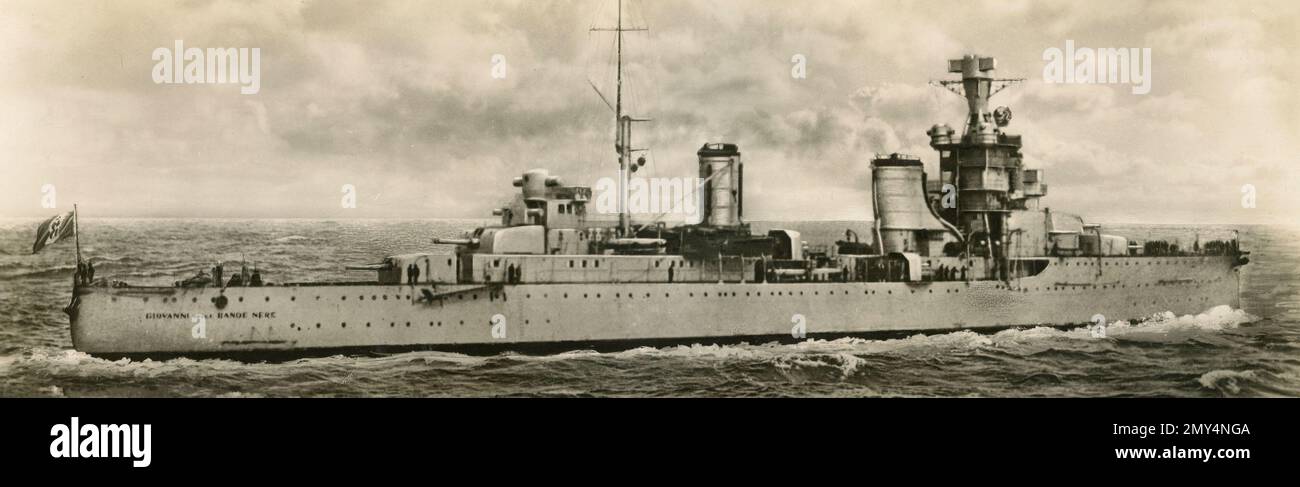 Veduta dell'incrociatore italiano Giovanni dalle bande nere in navigazione, Italia 1930s Foto Stock