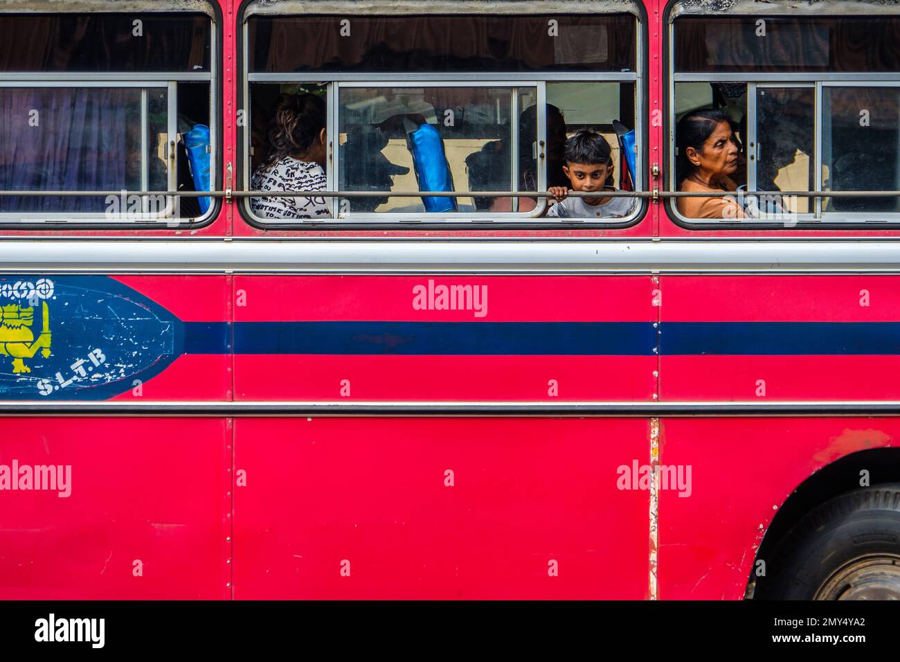 Passeggeri su un autobus alla stazione degli autobus a Jaffna, Sri Lanka settentrionale Foto Stock