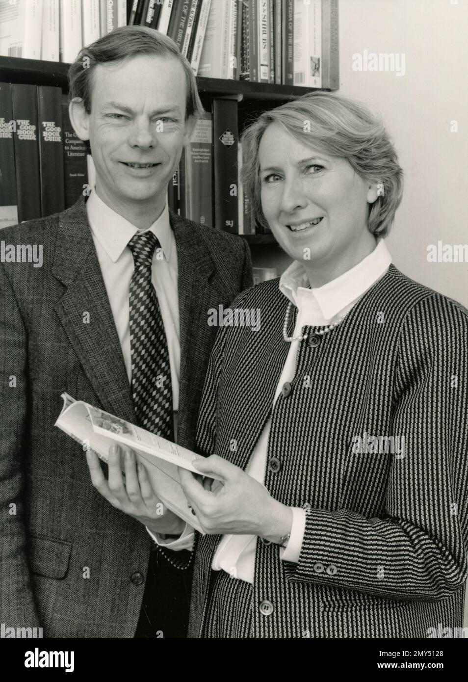 Gli autori britannici Patricia e Peter Braithwaite aiutano i booklovers a scegliere i loro titoli pubblicando The Good Book Guide, UK 1980s Foto Stock