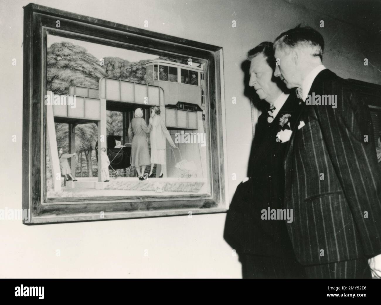 Herbert Read (a sinistra) uno dei fondatori dell'Institute of Contemporary Arts, visto con Osbert Sitwell guardando un dipinto, UK 1980s Foto Stock
