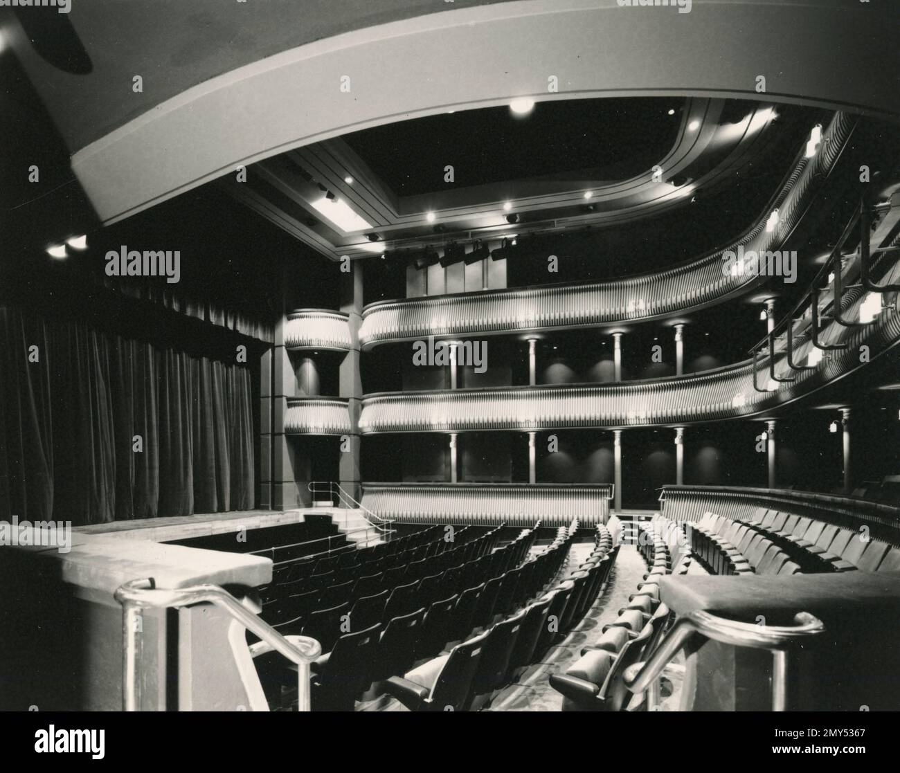 All'interno del nuovo Teatro dell'Opera di Britten, costruito dal Royal College of Music, Londra, Regno Unito 1980s Foto Stock