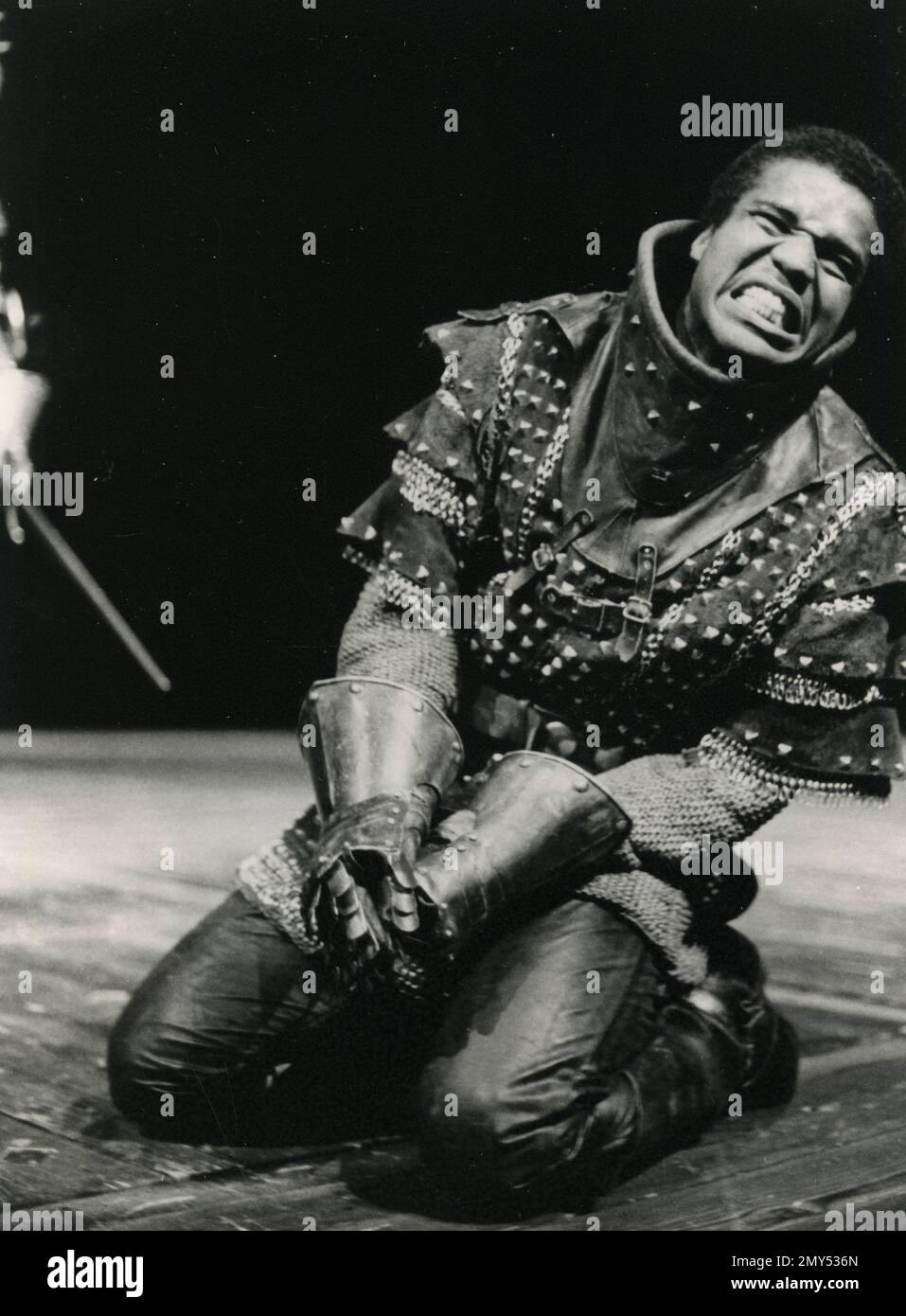 L'attore britannico Hugh Quarshie nella produzione della Royal Shakespeare Company di Henry IV al Barbican, Londra, Regno Unito 1980s Foto Stock