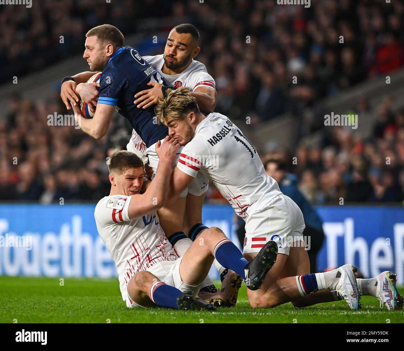 Finn Russell di Scozia è affrontato da Joe Marchant, Owen Farrell e Ollie Hassell-Collins di Inghilterra durante la partita delle Guinness 6 Nazioni 2023 Inghilterra contro Scozia allo Stadio Twickenham di Twickenham, Regno Unito, 4th febbraio 2023 (Foto di Craig Thomas/News Images) Foto Stock