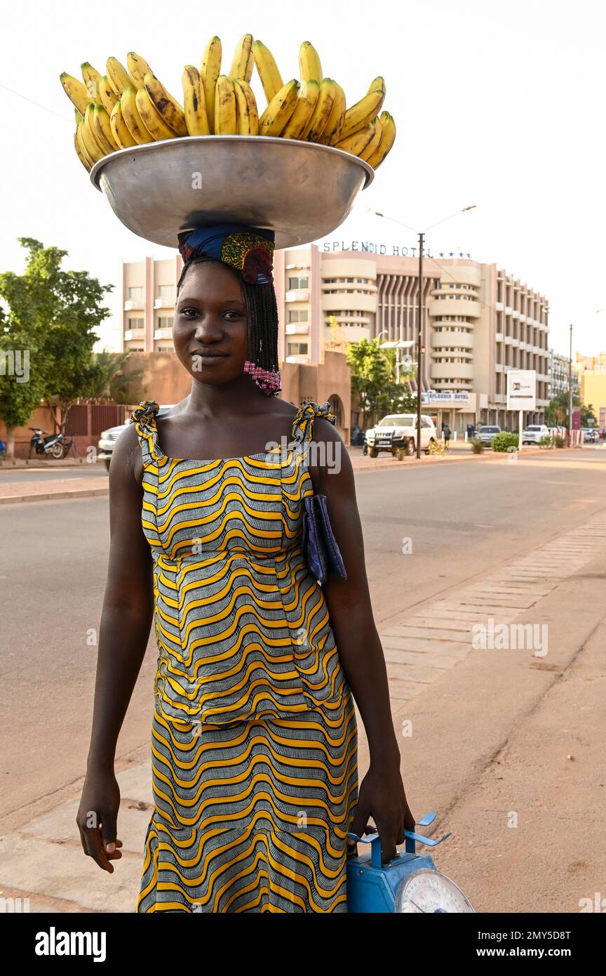 BURKINA FASO, Ouagadougou, Avenue Kwame Nkrumah, donna vende banane davanti a Splendid Hotel, che è stato attaccato da terroristi islamisti nel 2016 Foto Stock