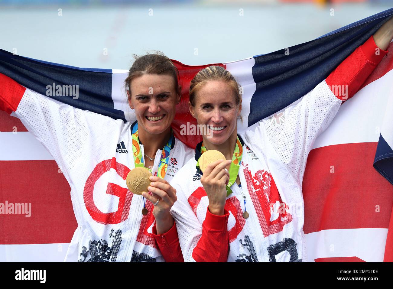 Britain's gold medalists Helen Glover, right, and Heather Stanning pose for photographs with their medals during the medal ceremony for the women's rowing pair rowing event at the Summer Olympics in Rio de Janeiro, Brazil, Friday, Aug. 12, 2016. (Ezra Shaw/Pool Photo via AP) Foto Stock