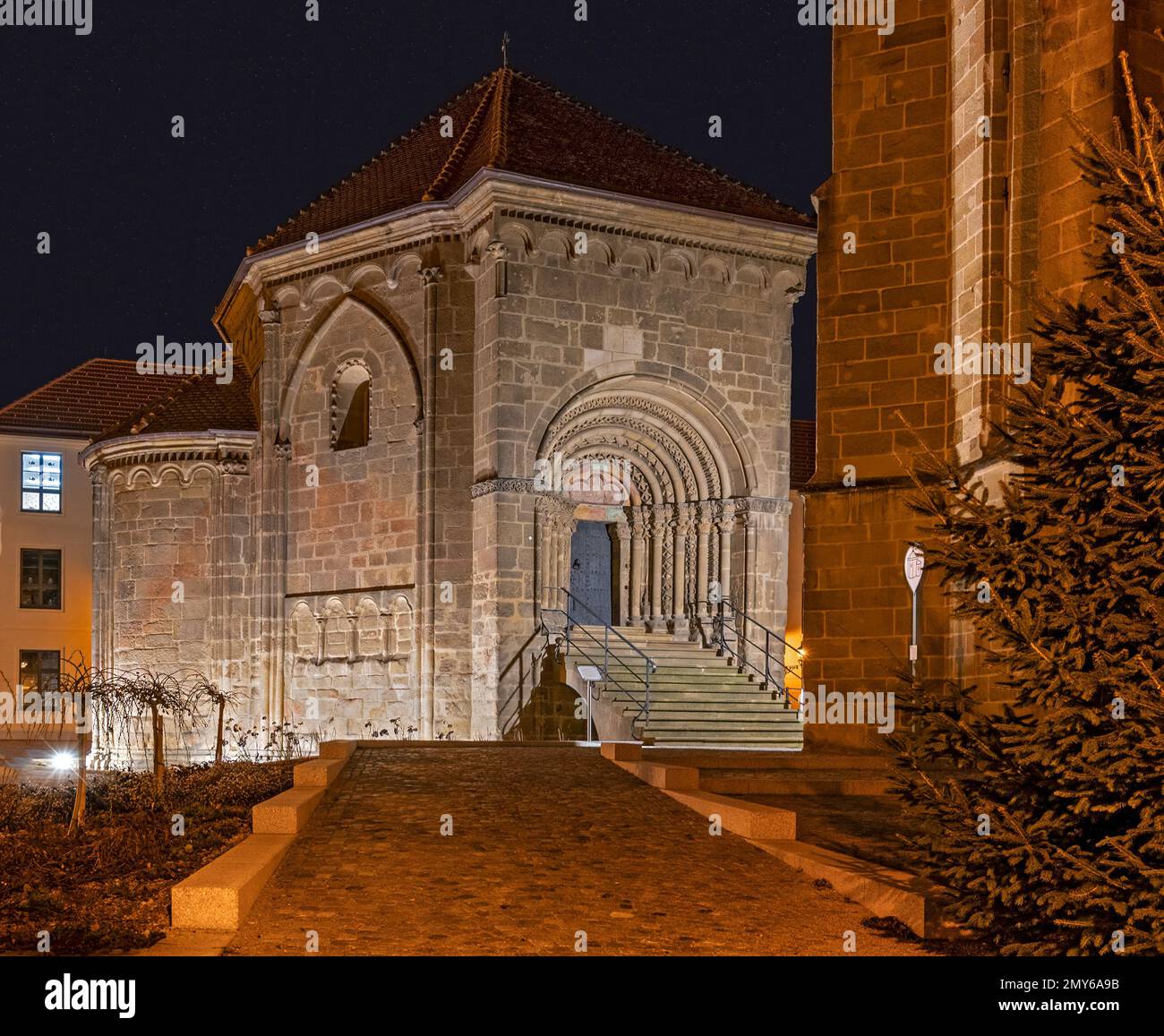 Un ossario tardo romanico medievale nella città di Tulln sul Danubio di notte, Austria Foto Stock