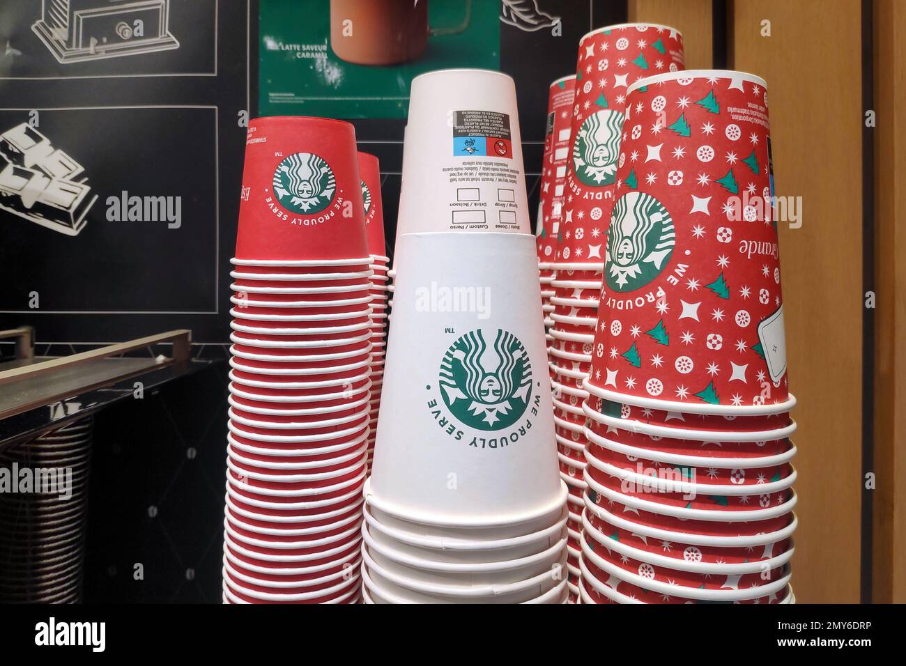 Avranches, Francia - Gennaio 25 2023: Stack di caffè Starbucks in cartone presso una stazione di servizio autostradale. Foto Stock