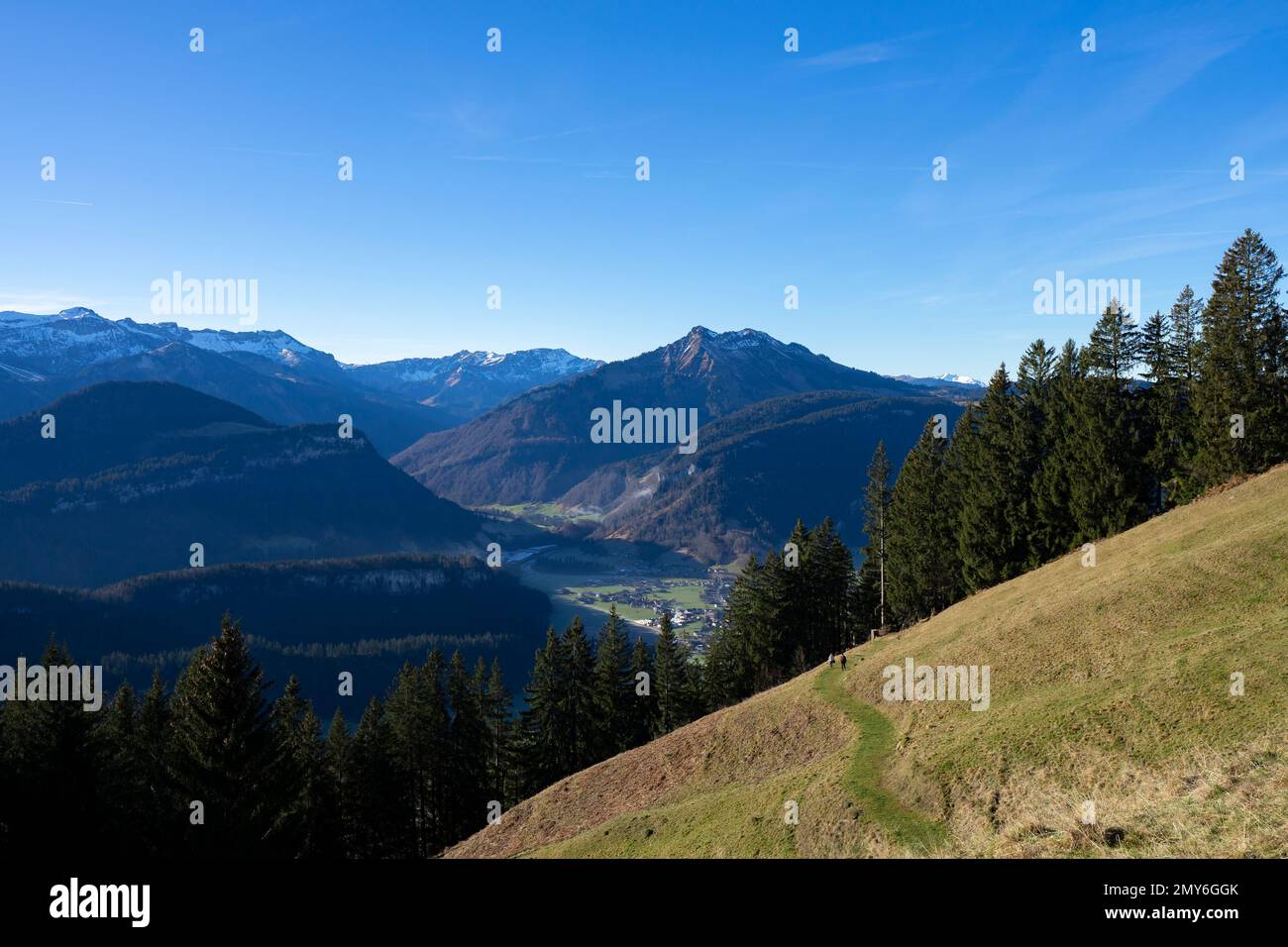 Splendida vista durante una gita a piedi dalle montagne nella valle e verso le cime di fronte Foto Stock