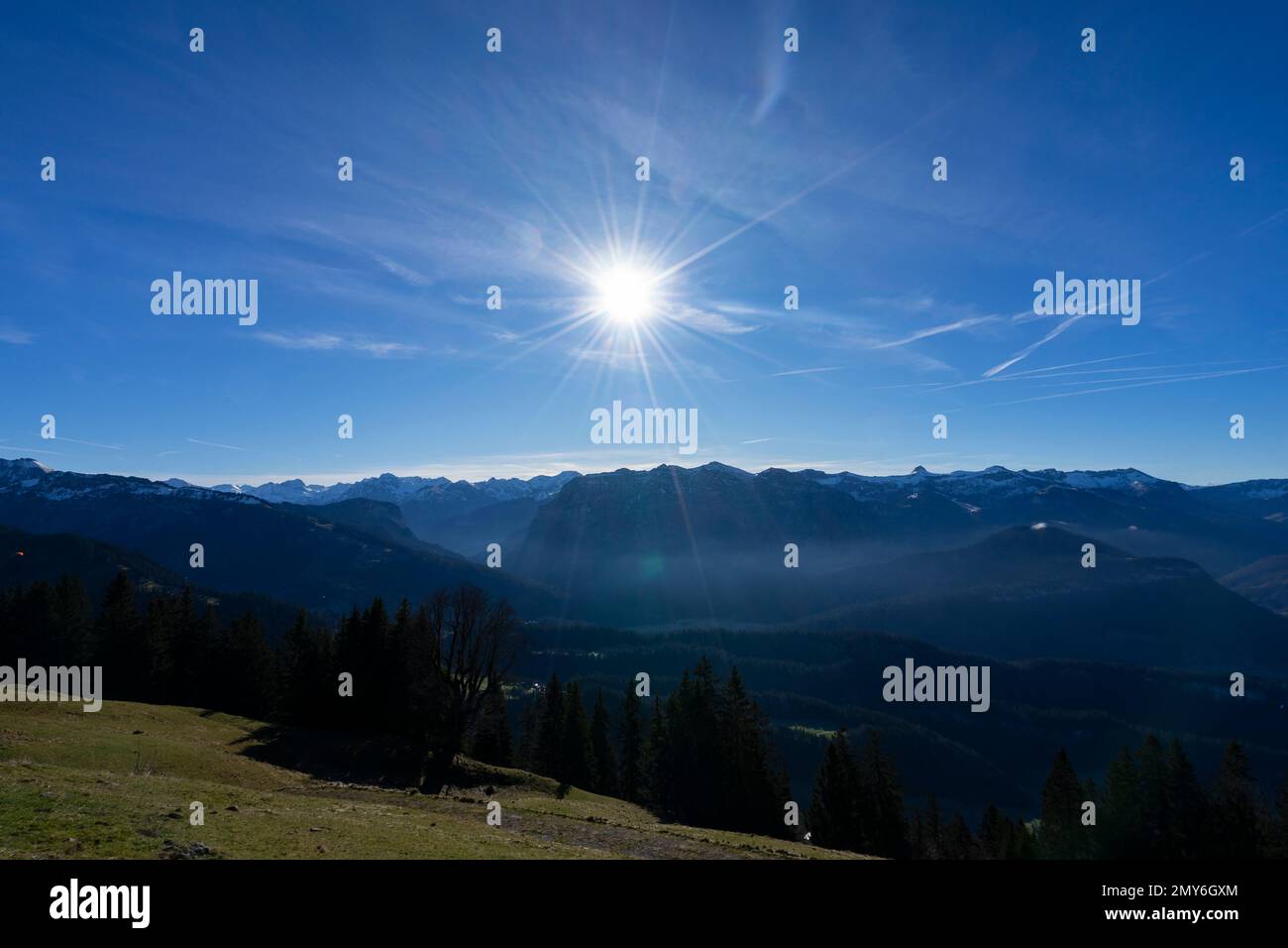 Splendida vista durante una gita a piedi dalle montagne nella valle e verso le cime di fronte Foto Stock