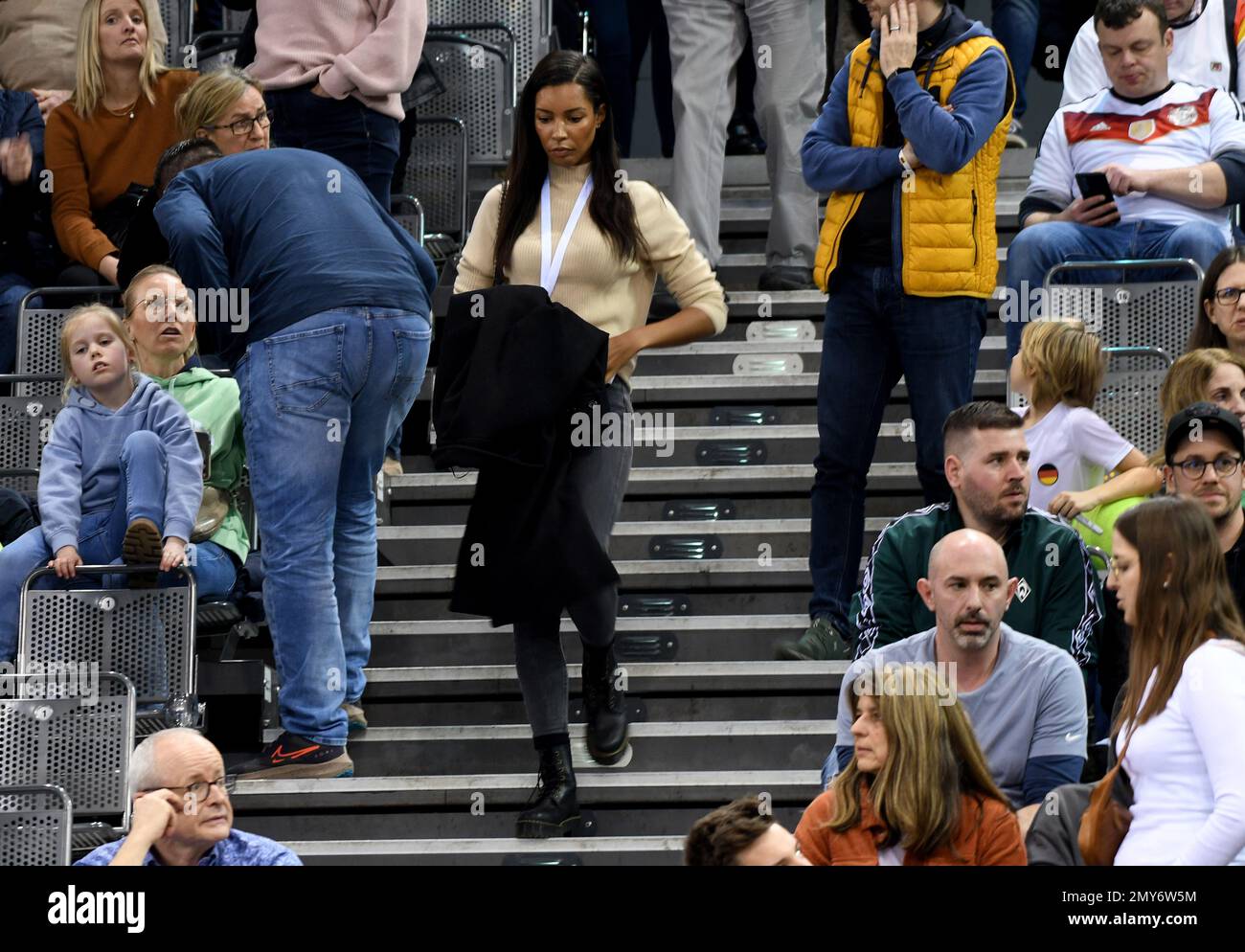 Treviri, Germania. 04th Feb, 2023. Tennis, uomini: Davis Cup - turno di qualificazione, qualifiche, Germania - Svizzera; Lilian de Carvalho Monteiro, partner di Boris Becker, cammina al suo posto nella Presidential Box. Credit: Harald Tittel/dpa/Alamy Live News Foto Stock