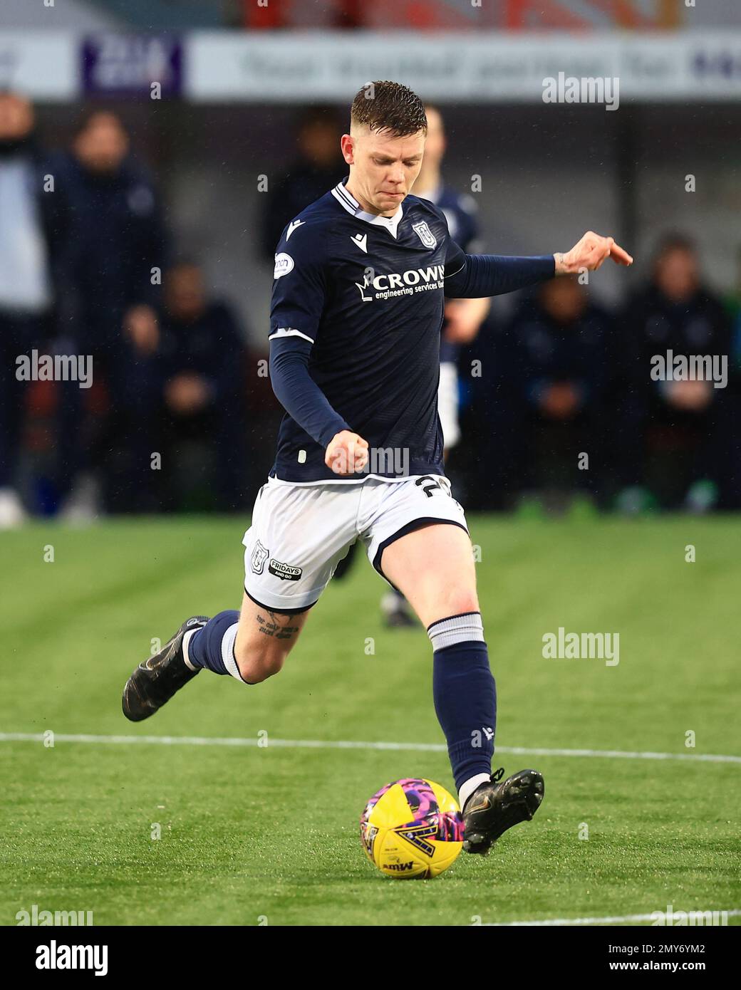 4th febbraio 2023; New Douglas Park, Hamilton, Scozia: Scottish Championship Football Hamilton Academical versus Dundee; Sam Fisher di Dundee in palla Foto Stock