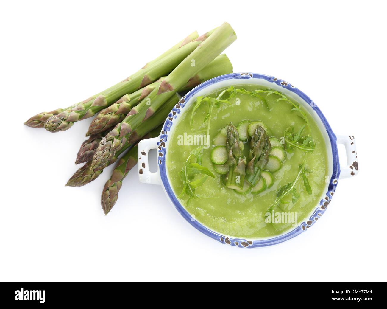 Deliziosa zuppa di asparagi con rucola isolata su bianco, vista dall'alto Foto Stock