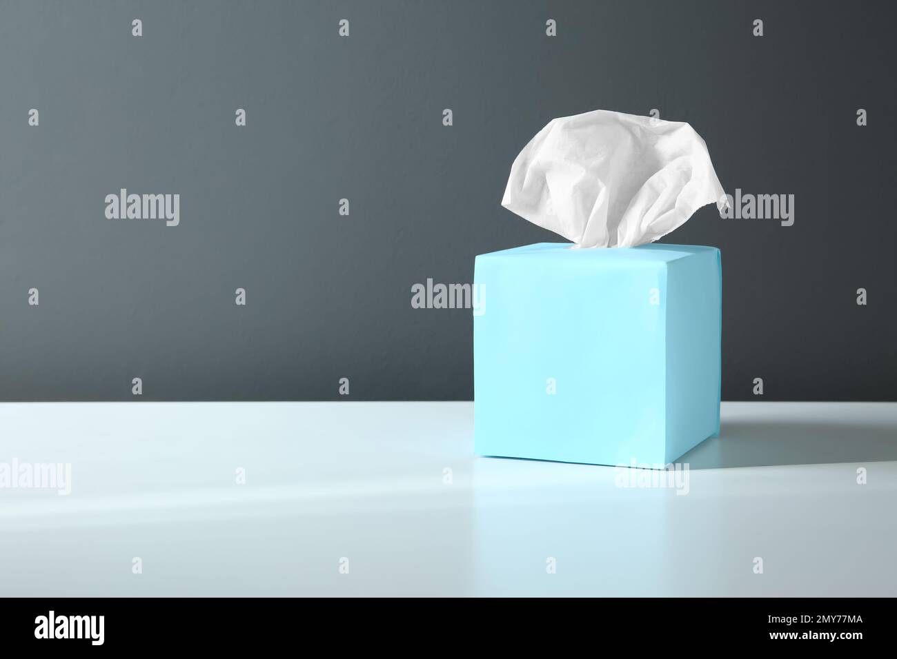 Scatola con fazzolettini di carta su tavolo bianco. Spazio per il testo Foto Stock