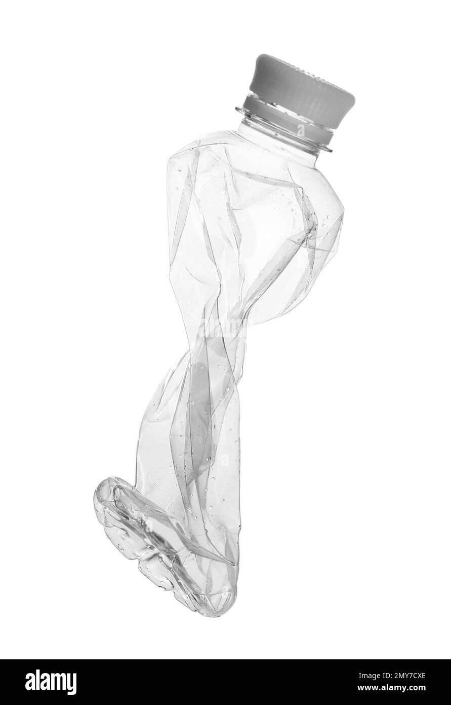 Bottiglia vuota sgualcita isolata su bianco. Riciclaggio della plastica Foto Stock