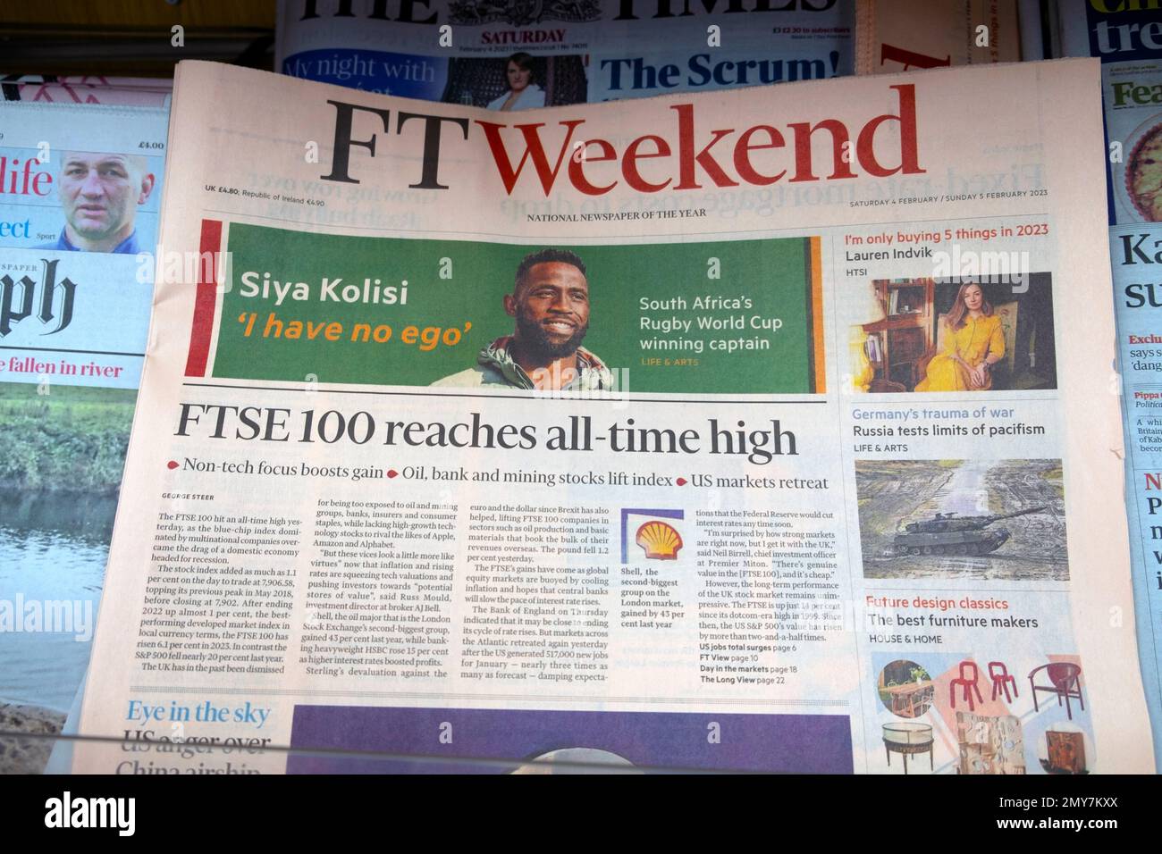 'FTSE 100 raggiunge tutti i tempi alti' FTWeekend FT Financial Times giornale articolo business headline il 5 febbraio 2023 a Londra UK Foto Stock