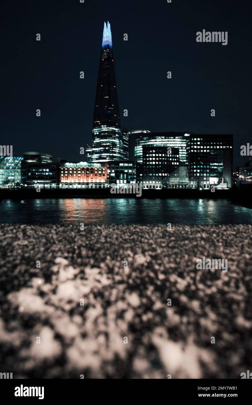Lo Shard in una notte fredda con il tamigi Foto Stock