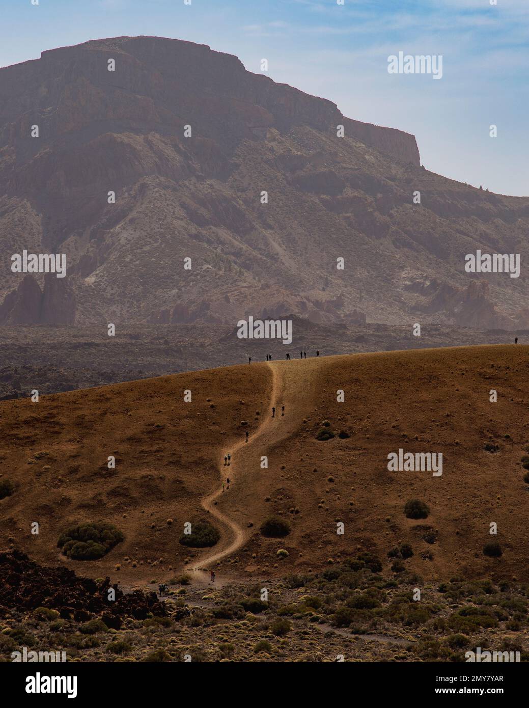 Persone che camminano fino ad una montagna a Tenerife, Isole Canarie. Foto Stock