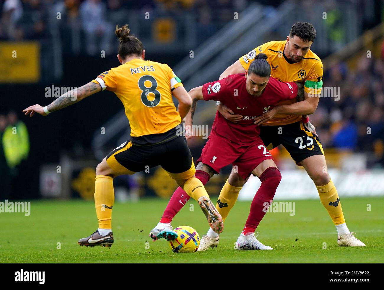 Darwin Nunez di Liverpool (al centro) batte per la palla con Ruben Neves di Wolverhampton Wanderers (a sinistra) e Max Kilman durante la partita della Premier League al Molineux Stadium, Wolverhampton. Data immagine: Sabato 4 febbraio 2023. Foto Stock