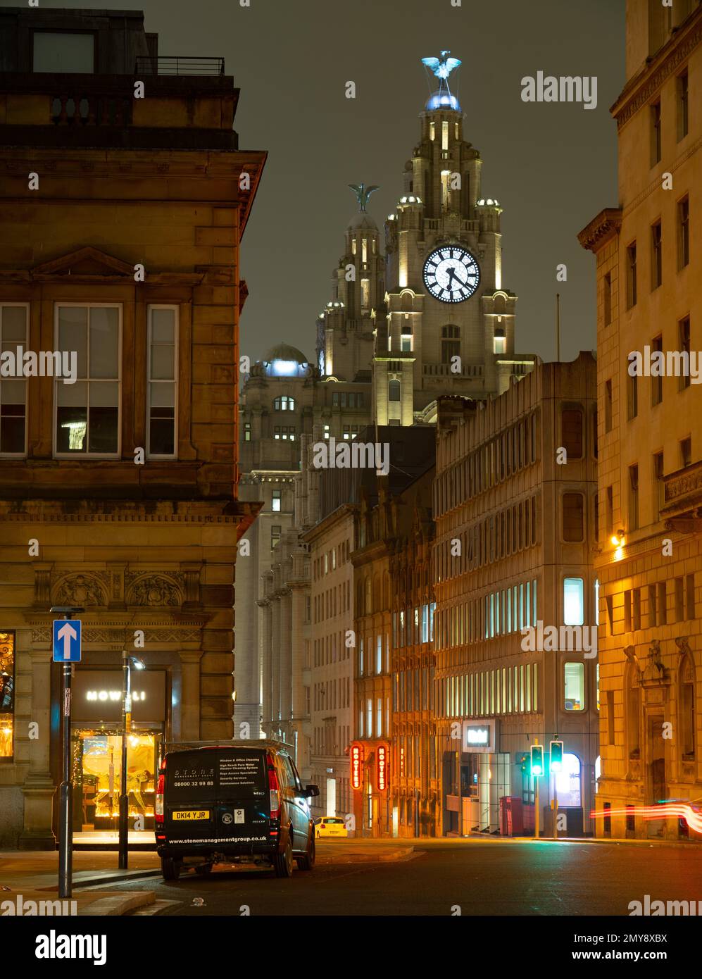 Il Royal Liver Building, da Water Street, Liverpool. Nella foto di dicembre 2022. Foto Stock