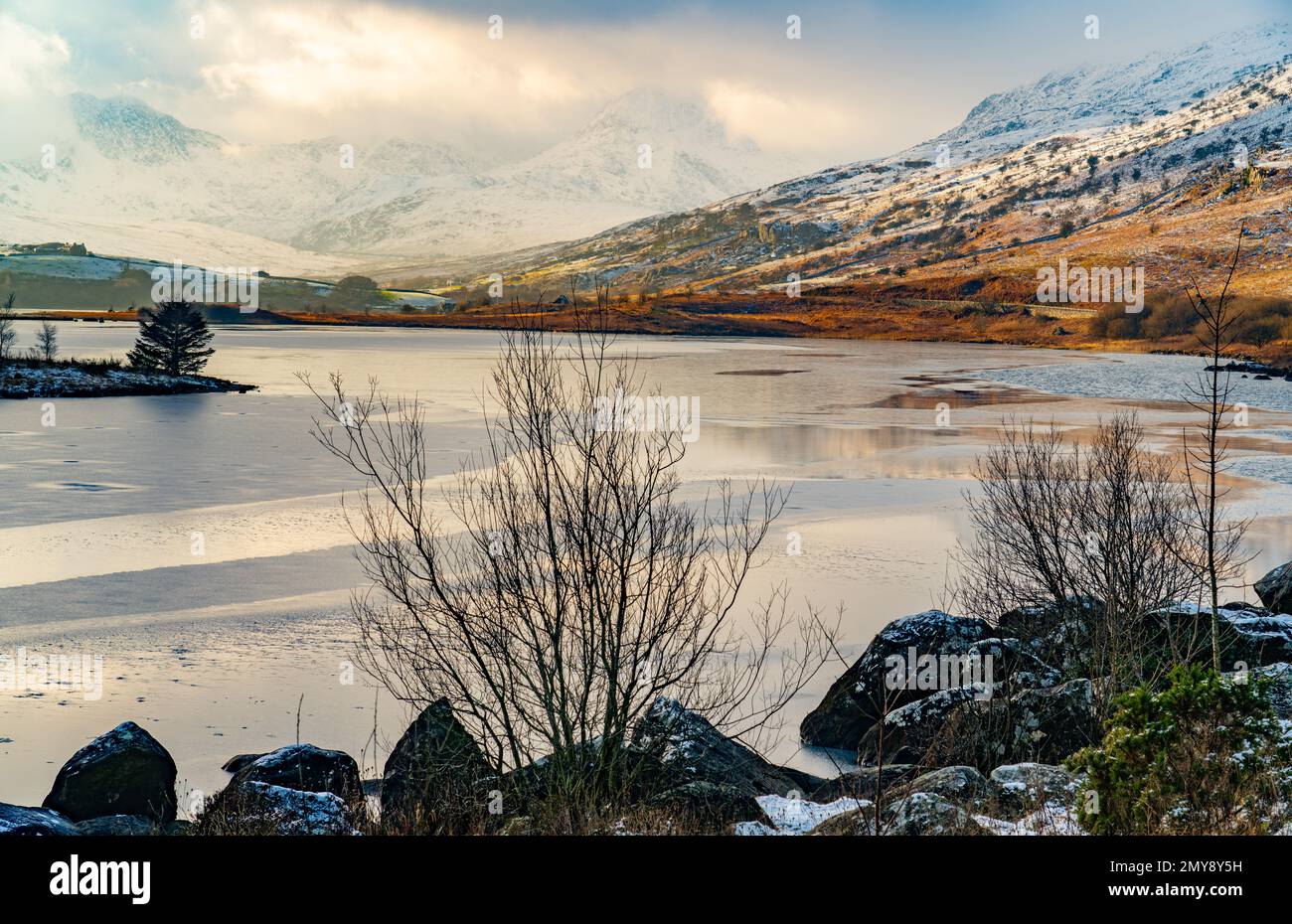 Llyn Mymbyr, vicino a Capel Curig, Gwynedd, Galles del Nord, con Snowdon avvolto da nuvole. Foto di gennaio 2021. Foto Stock