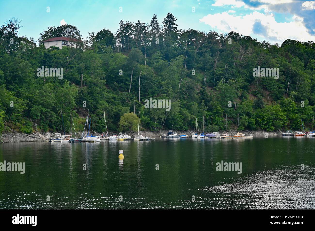 Vista del lago di Edersee dalla diga, con barche e navi a vela, con cielo blu e nuvole, in Assia, Germania Foto Stock