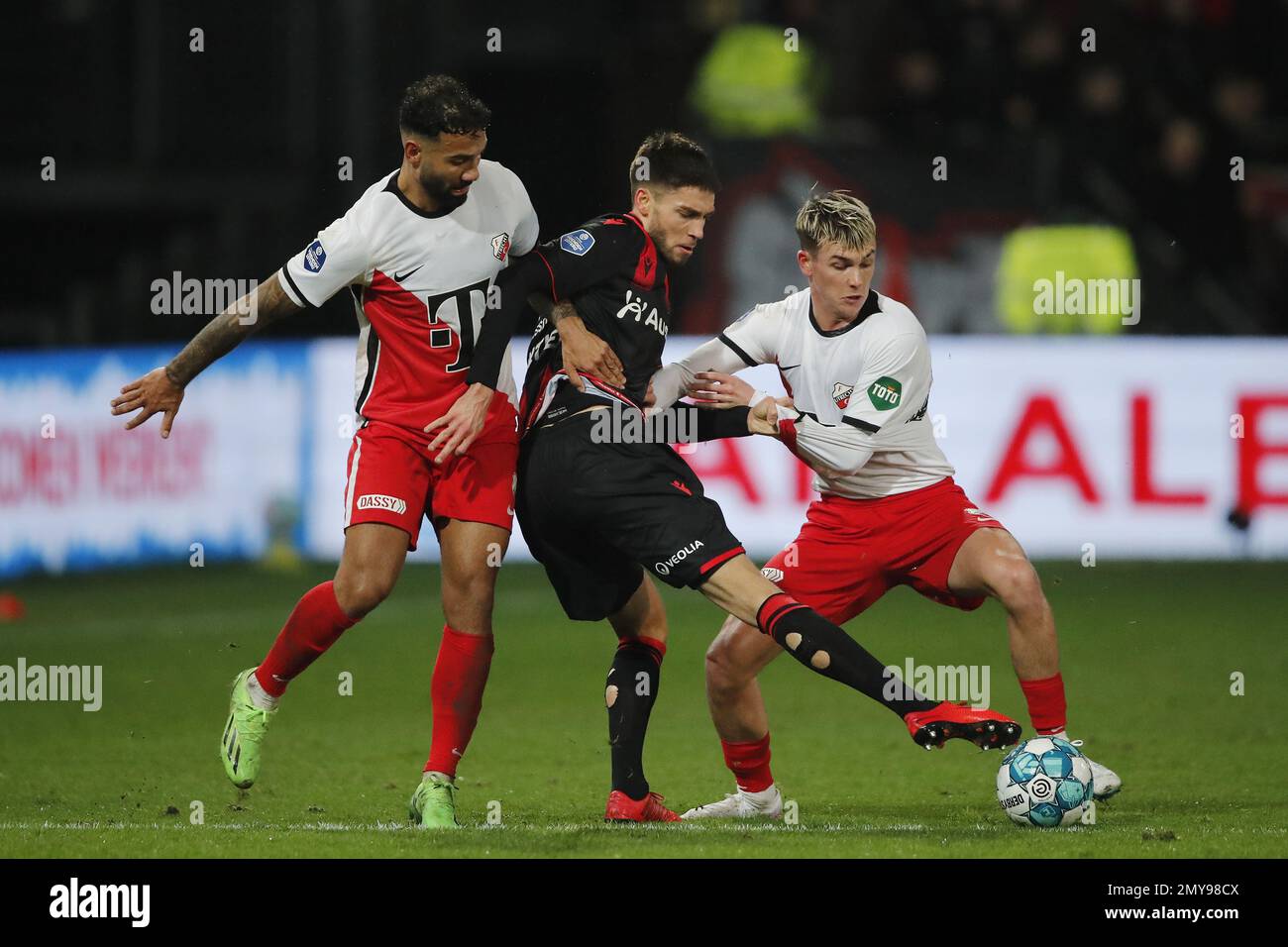 UTRECHT - (l-r) Sean Kliber del FC Utrecht, Atoine Colassin del SC Heerenveen, Taylor Booth del FC Utrecht durante la partita di campionato olandese tra FC Utrecht e sc Heerenveen allo stadio Galgenwaard il 4 febbraio 2023 a Utrecht, Paesi Bassi. ANP BART STOUTJESDYK Foto Stock