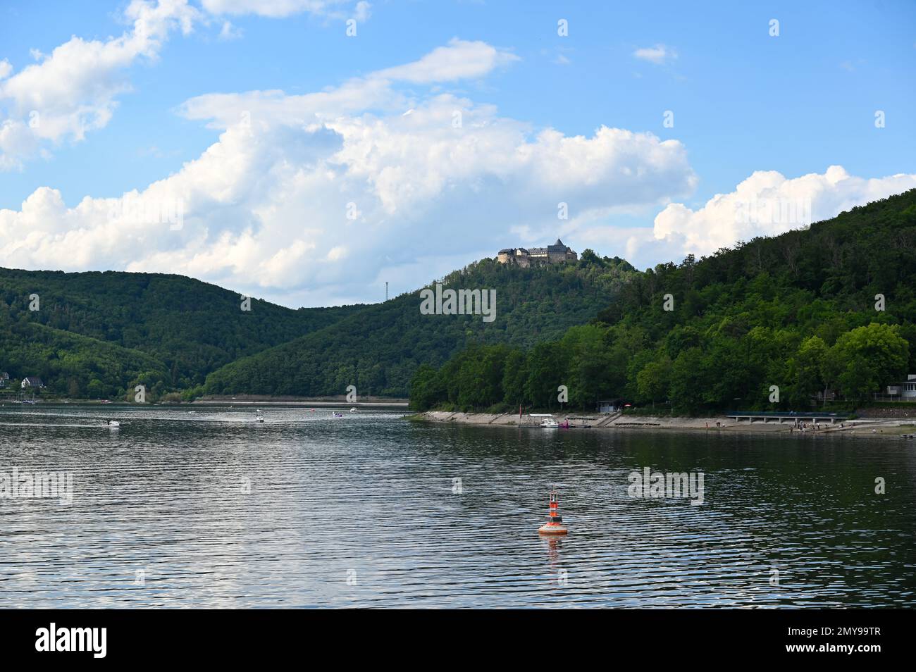 Vista del lago di Edersee dalla diga, con cielo blu e nuvole, in Assia, Germania Foto Stock