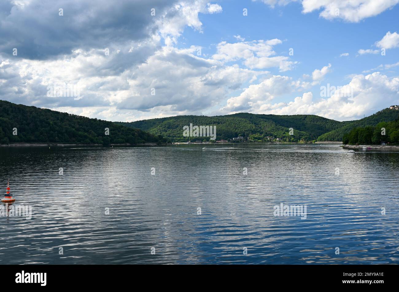 Vista del lago di Edersee dalla diga, con cielo blu e nuvole, in Assia, Germania Foto Stock