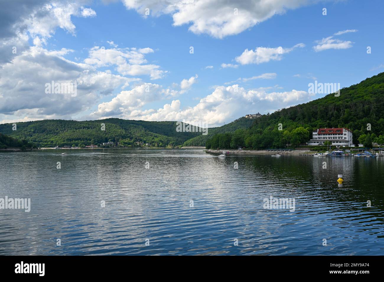 Vista del lago di Edersee dalla diga, con cielo blu e nuvole, in Assia, Germania Foto Stock