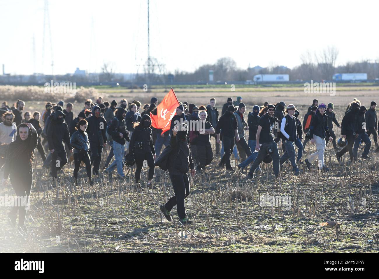 Milano, Italia. 4th Feb, 2023. I partecipanti alla guarnigione si avvicinano alla prigione dell'Opera attraverso i campi. Gli anarchici italiani protestano di fronte al carcere dell'Opera, a Milano. La loro protesta riguarda l'eliminazione del sistema carcerario, il 41bis, quello chiamato anche il più duro, creato per i membri della mafia, nel 1986. Pochi giorni fa l'anarchico assicurista italiano ALFREDO COSPITO è stato trasferito nella stessa prigione, che da più di cento giorni è in sciopero della fame, chiedendo l'abolizione del carcere 41 bis dal governo italiano. (Credit Image: © Ervin Shulku/ZUMA P Foto Stock