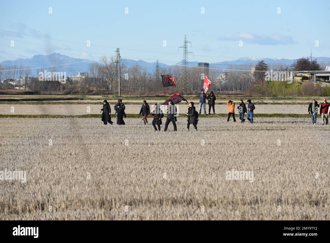 Milano, Italia. 4th Feb, 2023. I partecipanti alla guarnigione si avvicinano alla prigione dell'Opera attraverso i campi. Gli anarchici italiani protestano di fronte al carcere dell'Opera, a Milano. Gli anarchici italiani protestano di fronte al carcere dell'Opera, a Milano. La loro protesta riguarda l'eliminazione del sistema carcerario, il 41bis, quello conosciuto anche come il più difficile, creato per la mafia, nel 1986. Pochi giorni fa l'anarchico assicurativo italiano ALFREDO COSPITO è stato trasferito nella stessa prigione, sciopero della fame per oltre cento giorni, chiedendo al governo italiano di abolire il BI 41 Foto Stock