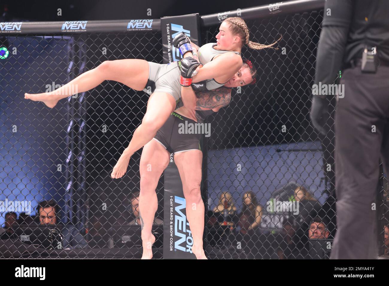 ORLANDO, FL - 3 febbraio: Jackie Catalina solleva Senna Van De Veerdonk durante la settimana 1 della PFL Challenger Series il 3 febbraio 2023 agli Universal Studios di Orlando, Florida. (Foto di Aaron Litz/PxImages) Credit: PX Images/Alamy Live News Foto Stock