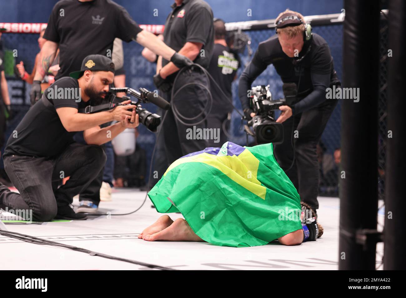 ORLANDO, FL - 3 febbraio: Un emotivo Evelyn Martins reagisce alla sua vittoria contro Jeslen Mishelle durante la settimana 1 della PFL Challenger Series il 3 febbraio 2023 agli Universal Studios di Orlando, Florida. (Foto di Aaron Litz/PxImages) Credit: PX Images/Alamy Live News Foto Stock