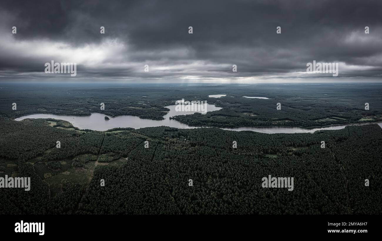 Cielo Moody prima di una tempesta su terra di laghi Foto Stock
