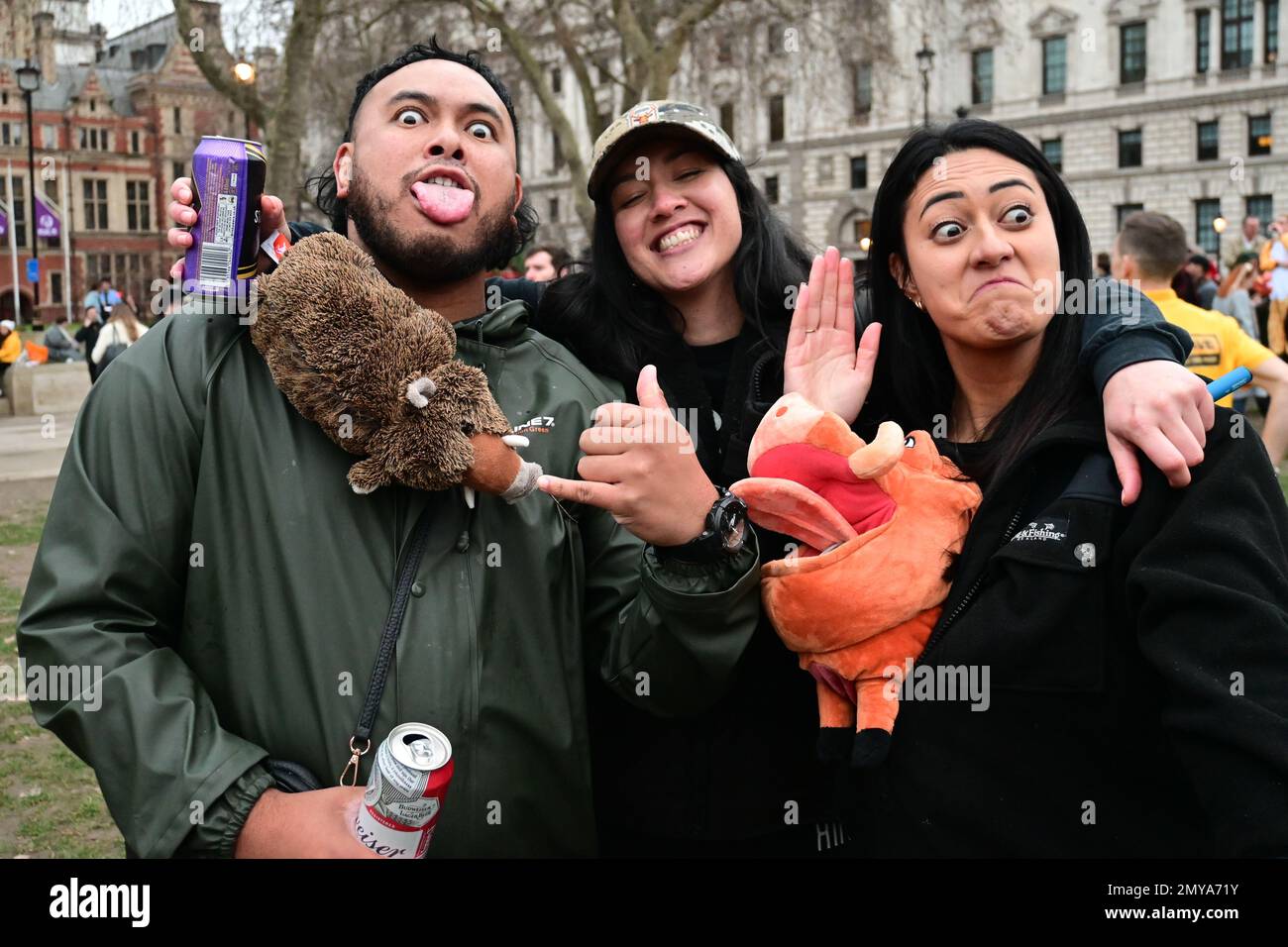 Piazza del Parlamento, Londra, Regno Unito, 4 febbraio 2023: Il Waitangi Festival celebra la firma di un accordo tra Maori e britannici per governare insieme la Nuova Zelanda. Centinaia di neozelandesi indossano abiti eleganti, bevono e festeggiano. Credit: Vedi li/Picture Capital/Alamy Live News Foto Stock