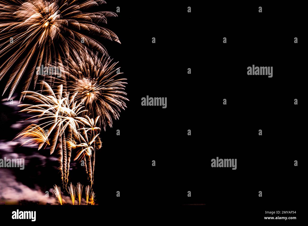 Banner fuochi d'artificio. Spazio di copia. Banner Capodanno e Celebrazione. Le scintille salutano isolate su sfondo nero. Banner festivo con lampi di fuochi d'artificio Foto Stock