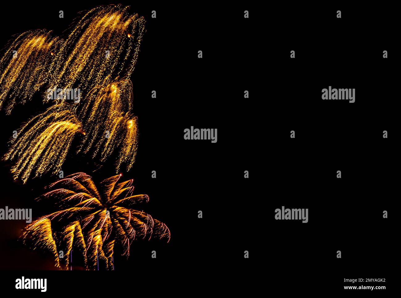 Banner fuochi d'artificio. Spazio di copia. Banner Capodanno e Celebrazione. Le scintille salutano isolate su sfondo nero. Banner festivo con lampi di fuochi d'artificio Foto Stock