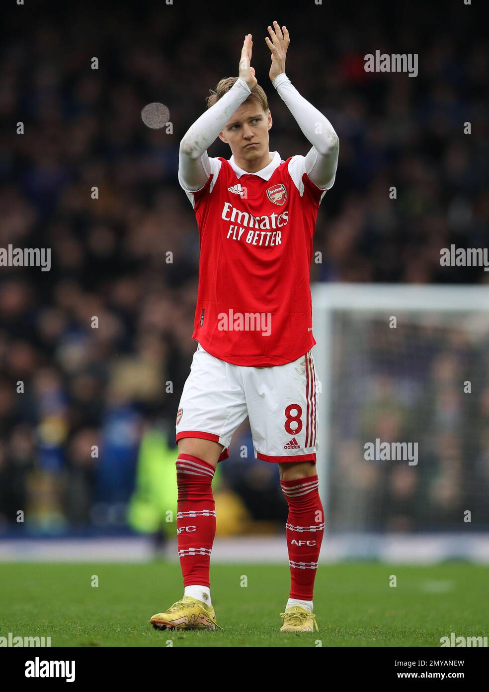 Liverpool, Inghilterra, 4th febbraio 2023. Martin Odegaard dell'Arsenal riconosce i fan che hanno seguito la partita della Premier League al Goodison Park, Liverpool. Il credito di immagine dovrebbe essere: Cameron Smith / Sportimage Foto Stock