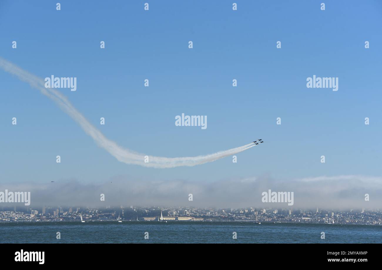 Panorama di grande formato dei Blue Angels che volano in formazione su San Francisco e la baia durante la Fleet Week. Foto Stock