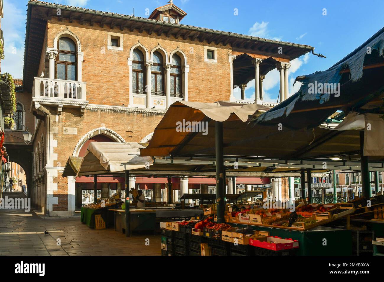 Il mercato ortofrutticolo di Rialto non affollato di mattina presto con la Loggia del mercato del pesce, sestiere di San Polo, Venezia, Italia Foto Stock