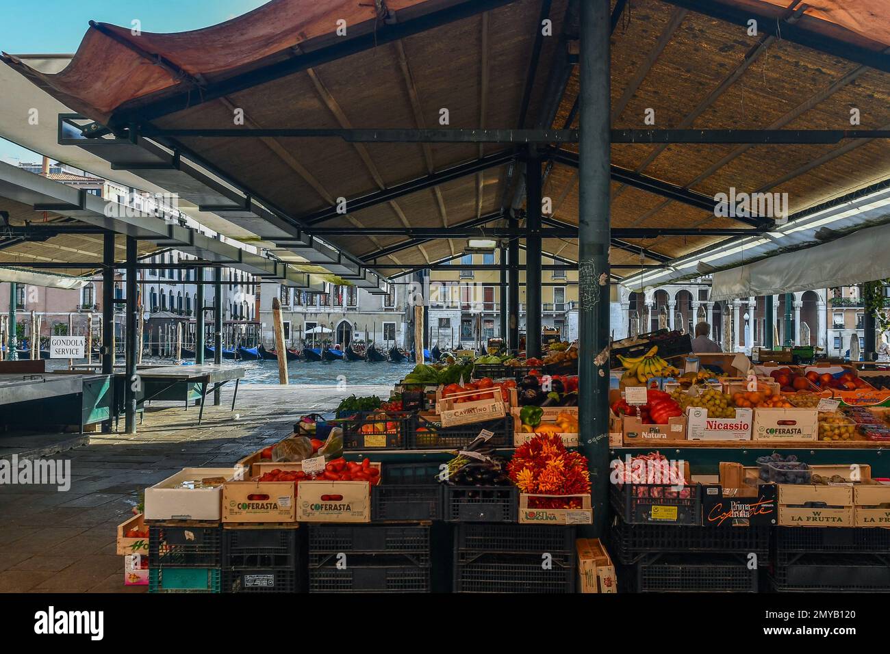 Bancarella di frutta e verdura al mercato di Rialto che si affaccia sul Canal Grande nel sestiere di San Polo, Venezia, Veneto, Italia Foto Stock