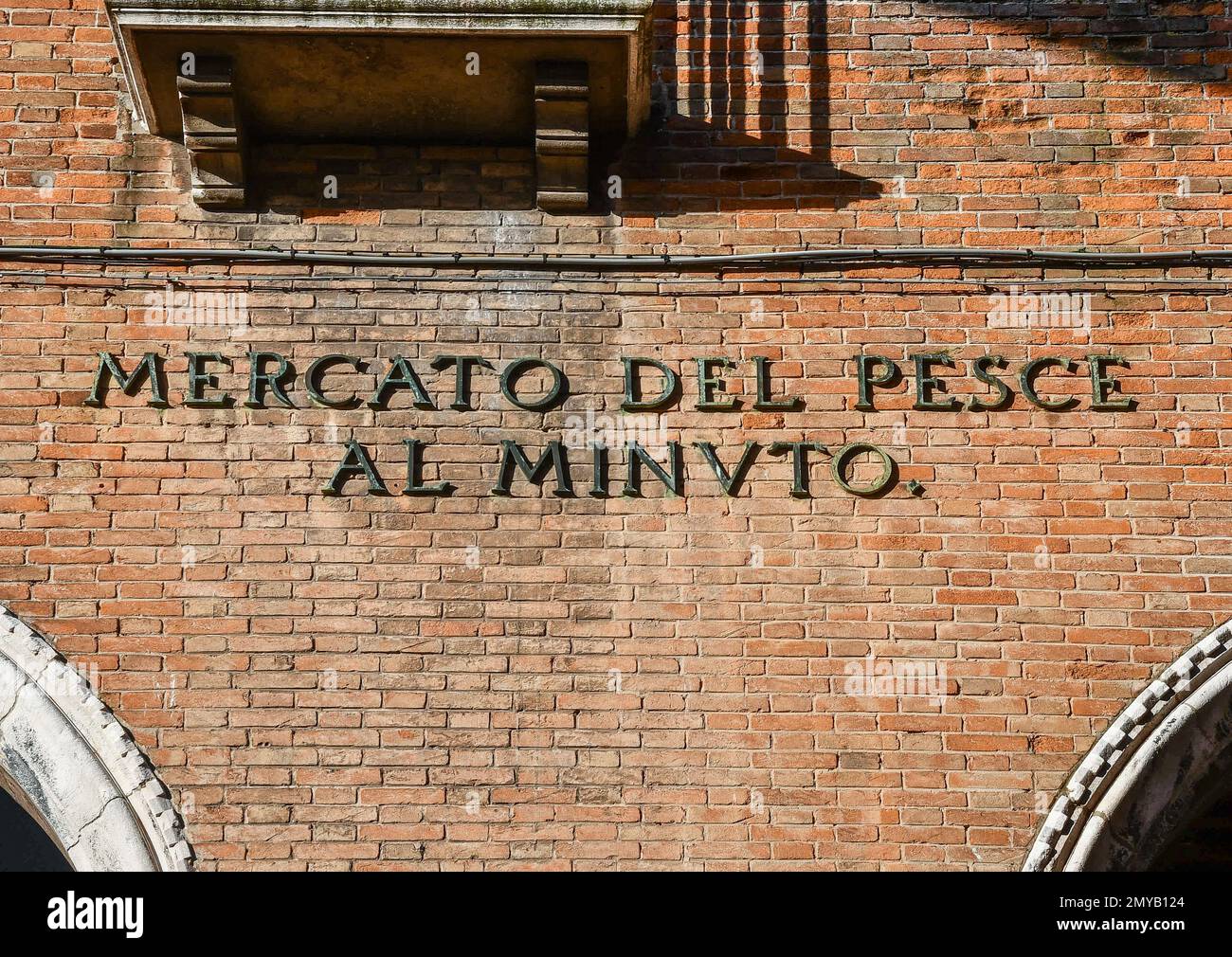 Primo piano del cartello sulla Loggia del mercato ittico di Rialto, fondato nel 1097, uno dei più antichi mercati d'Italia, Venezia Foto Stock