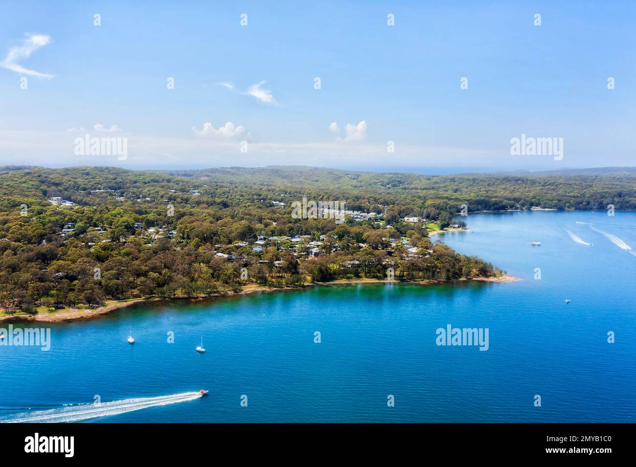 Lungomare sulla spiaggia di Murrays lungolago località costiera sul lago Macquarie in Australia - paesaggio panoramico aereo. Foto Stock