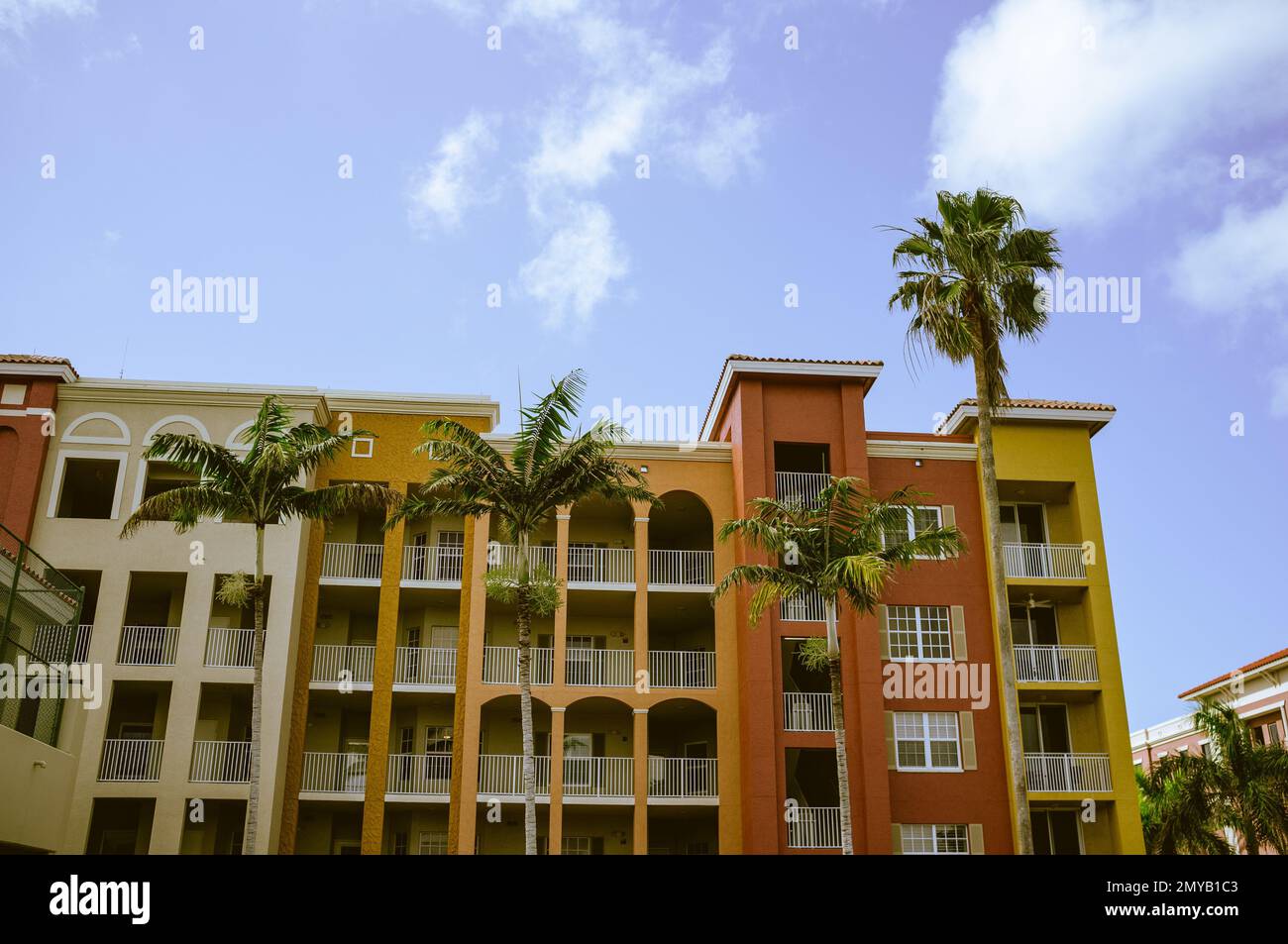 La facciata colorata dell'edificio con balconi e ringhiere bianche a Miami Foto Stock