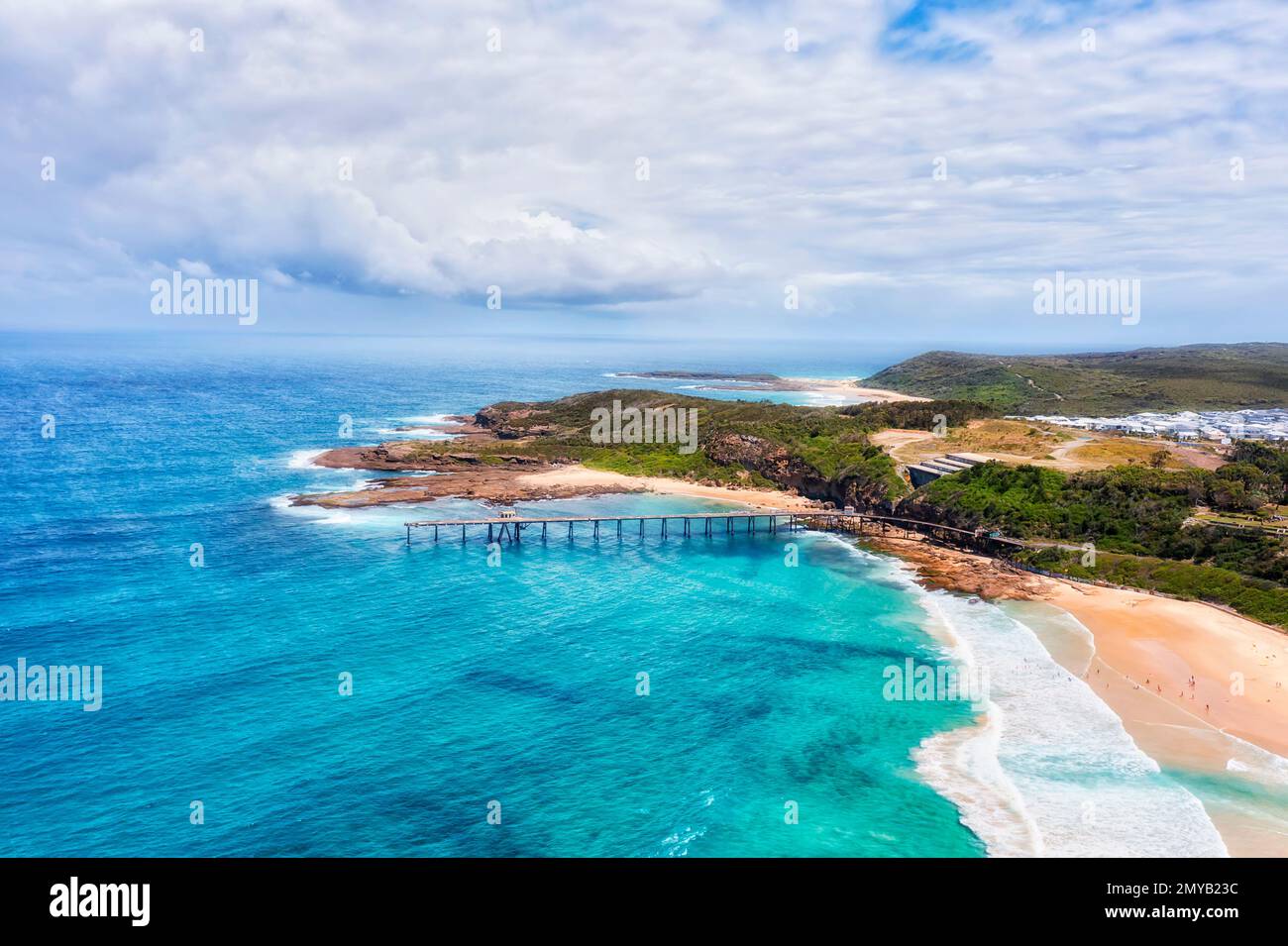 Lungomare panoramico della spiaggia dell'oceano Pacifico presso la baia di Catherine Hill in Australia. Foto Stock